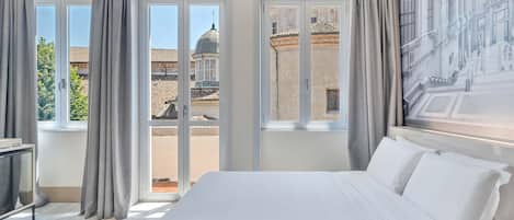 Selimut bulu angsa, brankas, meja kerja, dan ruang kerja ramah laptop