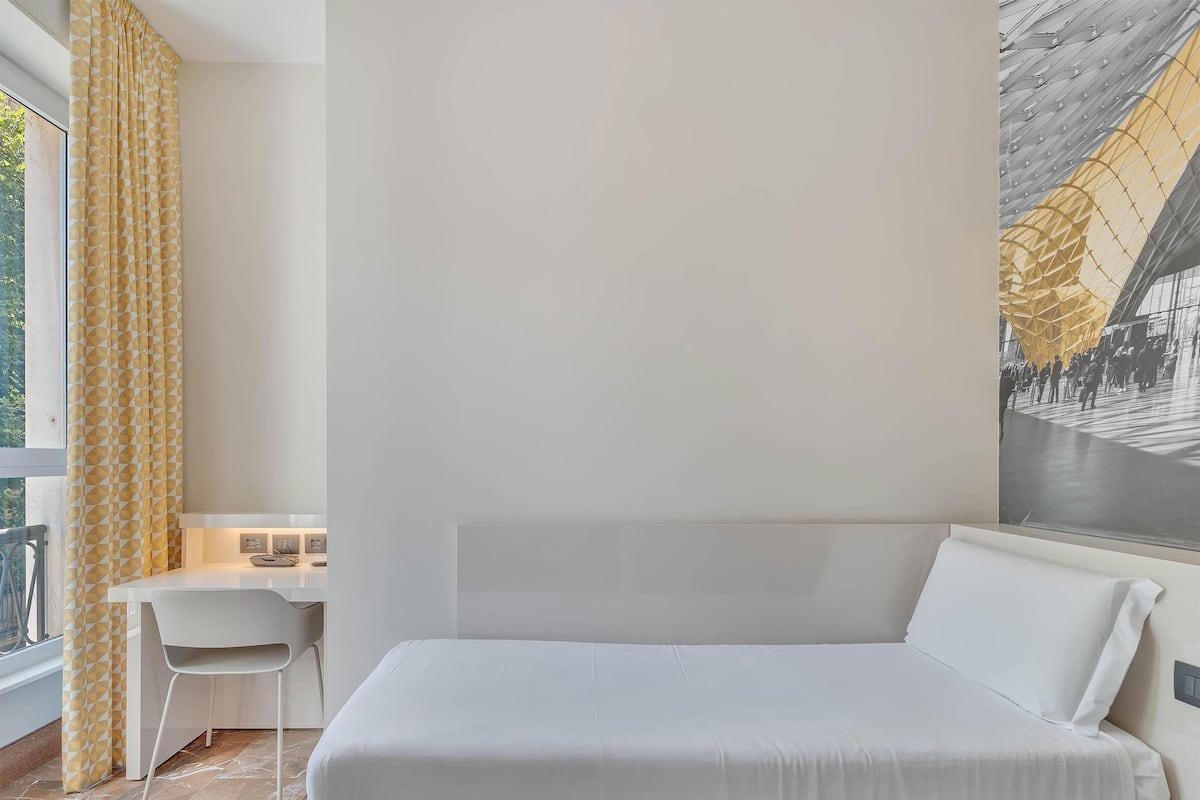 Single Room, Non Smoking | Down comforters, in-room safe, desk, laptop workspace
