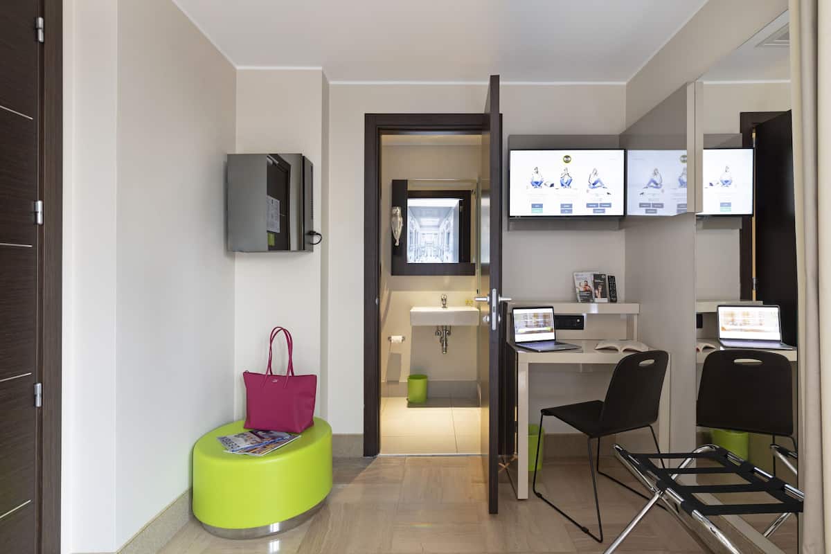 Untuvapeitot, tallelokero huoneessa, työpöytä