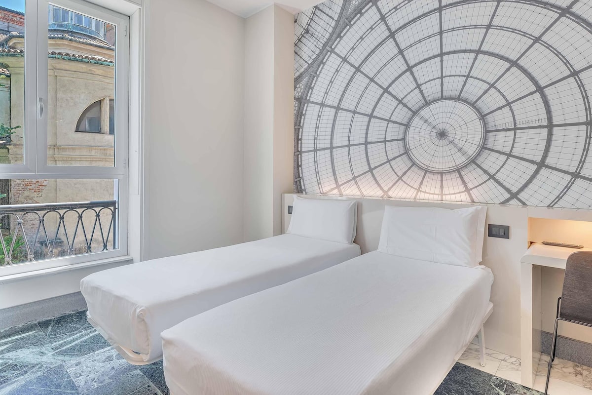 Twin Room, Non Smoking | Down comforters, in-room safe, desk, laptop workspace