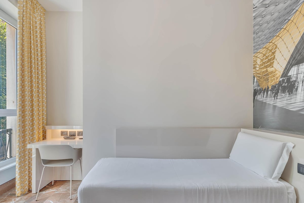 Single Room, Non Smoking | Gebar bulu kapas, peti besi dalam bilik, meja