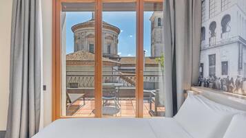 Copriletto in piuma, una cassaforte in camera, una scrivania