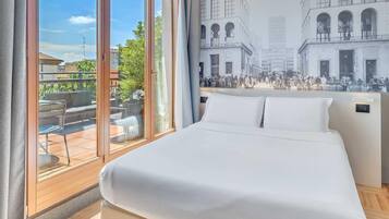 Tweepersoonskamer, terras | Donzen dekbedden, een kluis op de kamer, een bureau, een laptopwerkplek