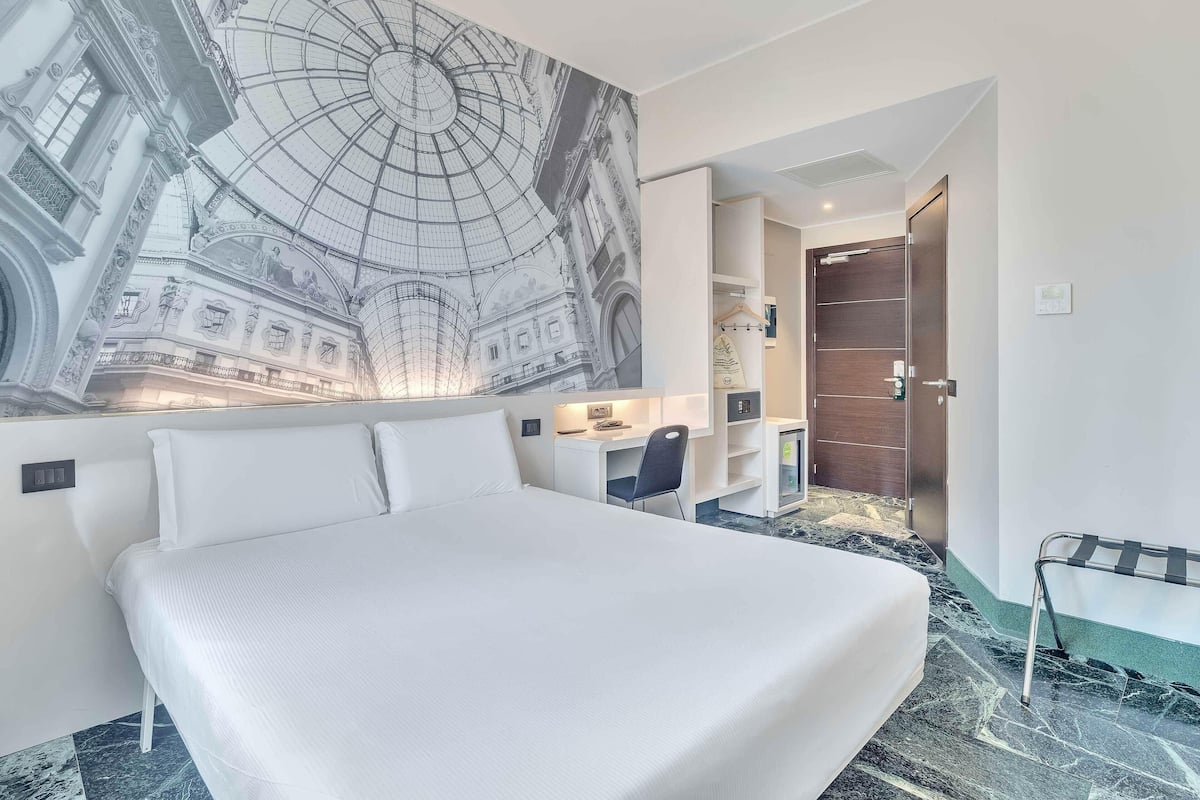 Double Room, Non Smoking | Gebar bulu kapas, peti besi dalam bilik, meja