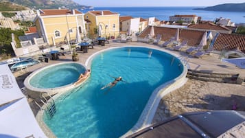 2 piscines extérieures, parasols de plage, chaises longues