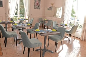 Desayuno continental diario (EUR 15 por persona)