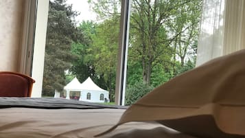 Escritorio, insonorización y camas extra