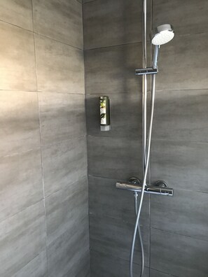 Douche, articles de toilette gratuits, sèche-cheveux