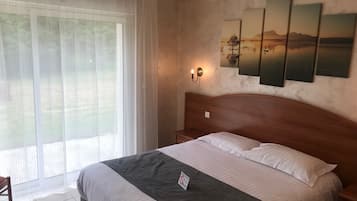 Escritorio, insonorización y camas extra