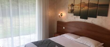 Desk, soundproofing, rollaway beds