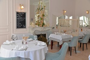 Se sirven desayunos, almuerzos y cenas; cocina francesa