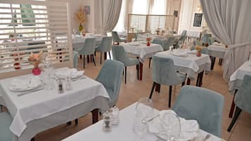 S'hi serveixen esmorzars, dinars, sopars i plats de cuina francesa