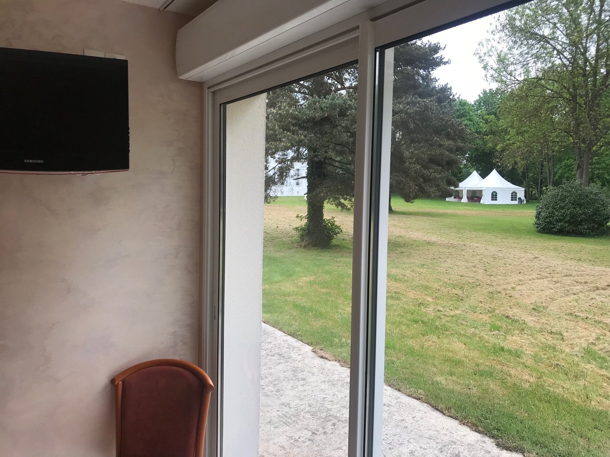 desk, soundproofing, rollaway beds