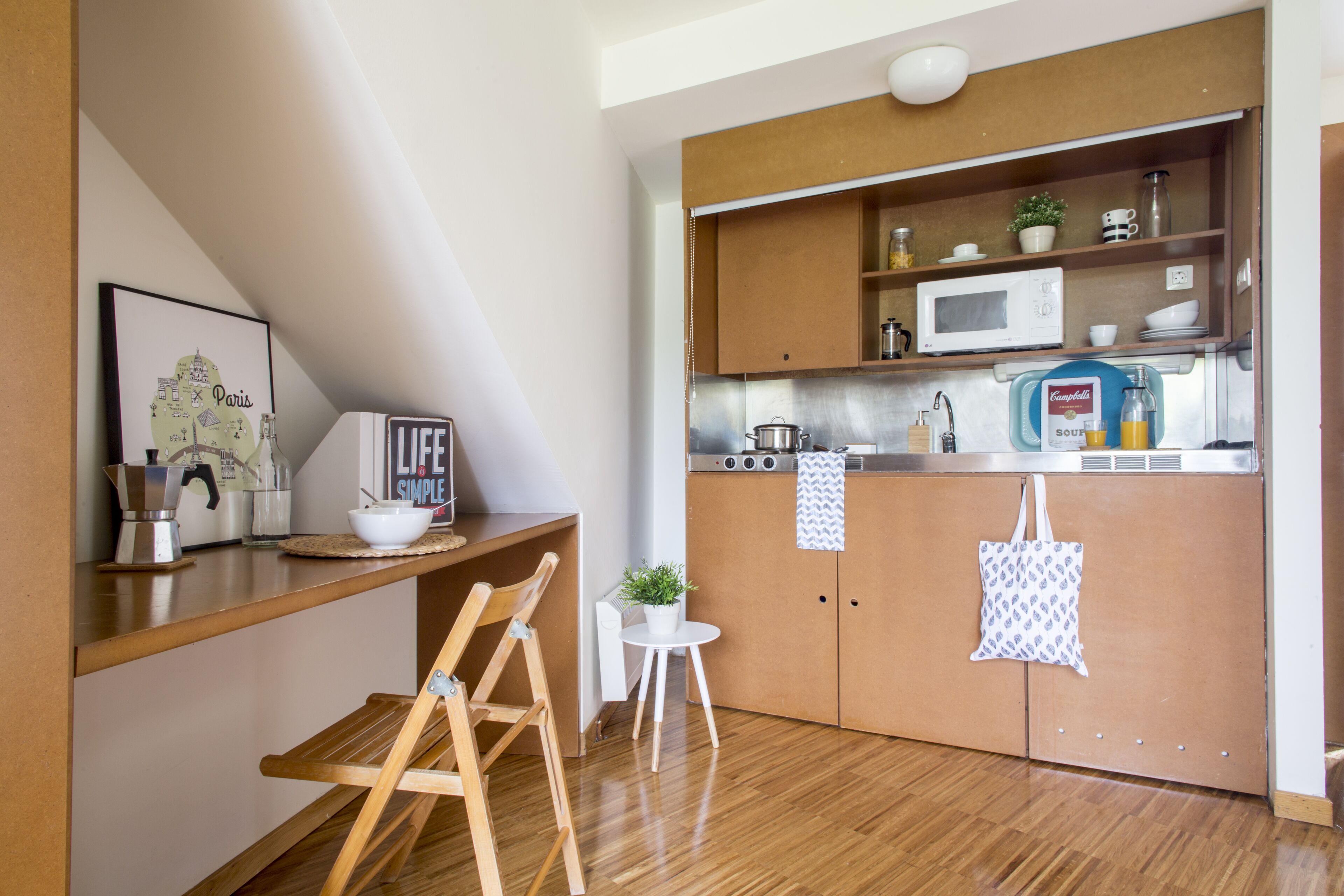 Refrigerador, microondas, parrilla de estufa y utensilios de cocina 