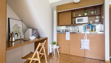 Réfrigérateur, micro-ondes, plaque de cuisson