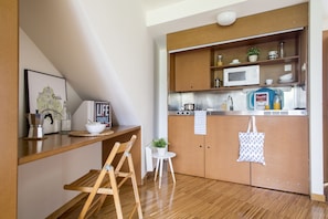 Lemari es, microwave, kompor, dan peralatan masak/sendok-piring