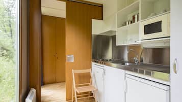 Fridge, microwave, stovetop, cookware/dishes/utensils