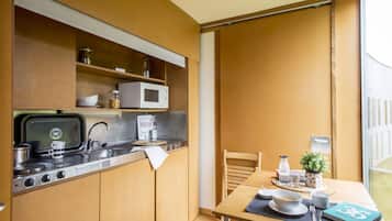 Geladeira, micro-ondas, cooktop, talheres/pratos/utensílios de cozinha