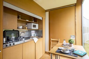 Kühlschrank, Mikrowelle, Herdplatte, Kochgeschirr/Geschirr/Besteck