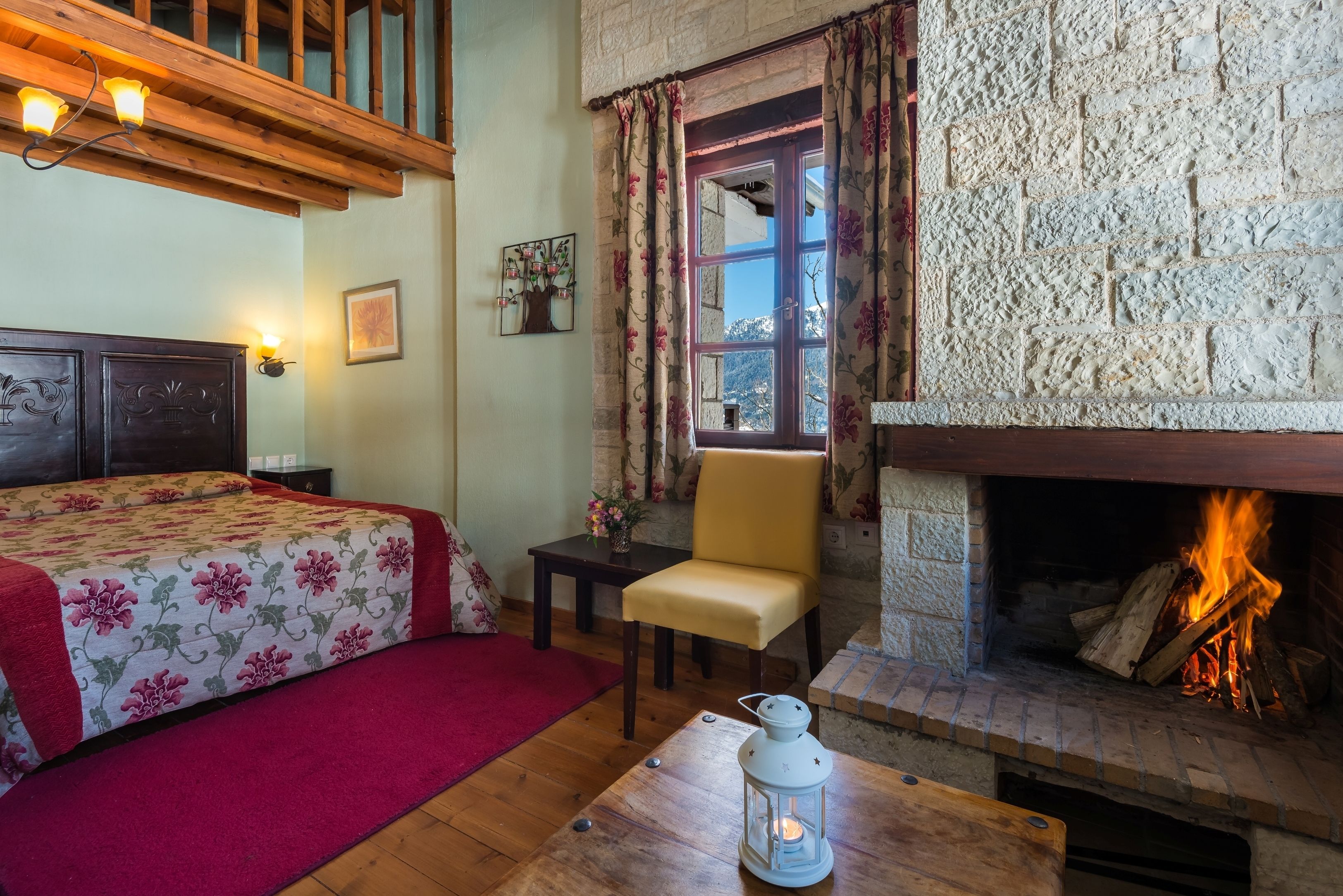 ملاءات من القطن المصري وأغطية فراش متميزة وخزنة داخل الغرفة