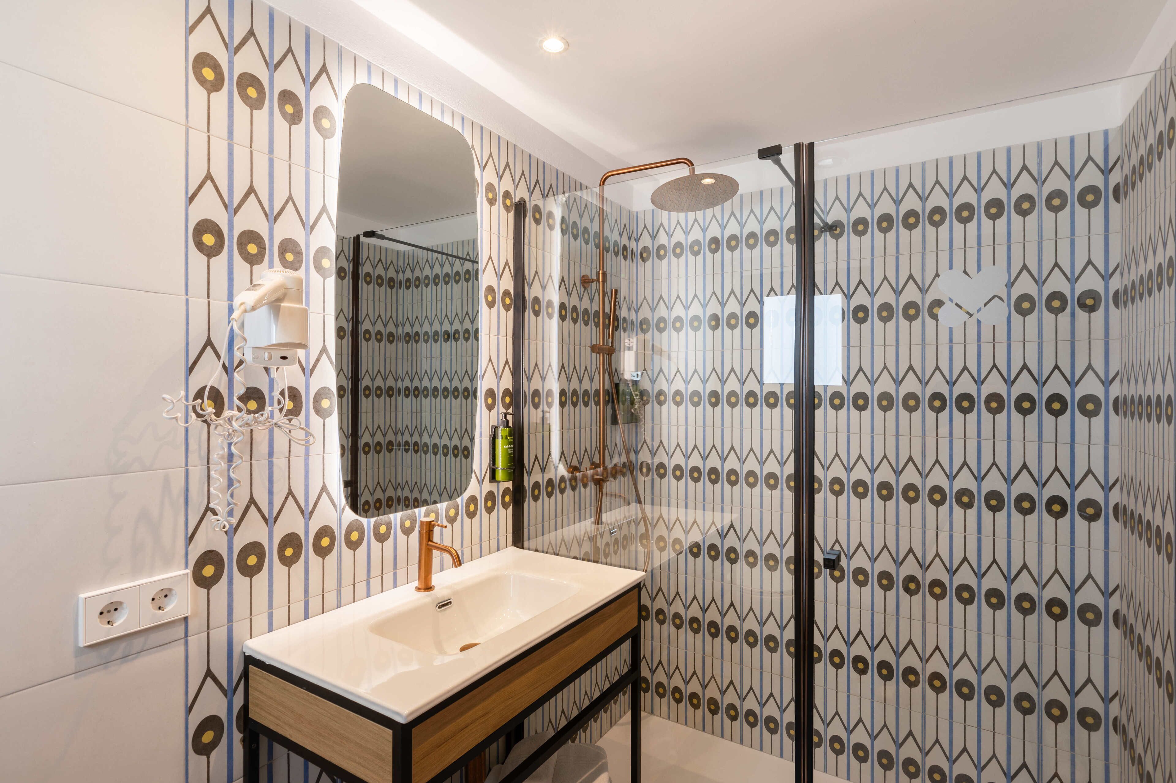 Standard Apartment, Balcony | Bathroom | Hair dryer, towels, soap, shampoo