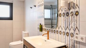 Standard Apartment, Balcony | Bathroom | Hair dryer, towels, soap, shampoo