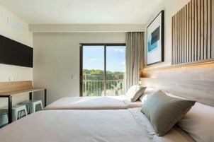 Caja de seguridad en la habitación y escritorio 