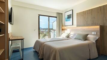 Estudio estándar, balcón, frente al mar | Caja fuerte, cortinas opacas, tabla de planchar con plancha