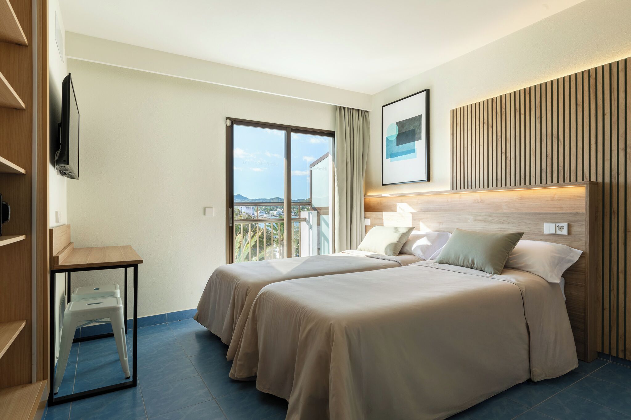 Estudio superior, balcón, frente al océano | Caja de seguridad en la habitación y escritorio 