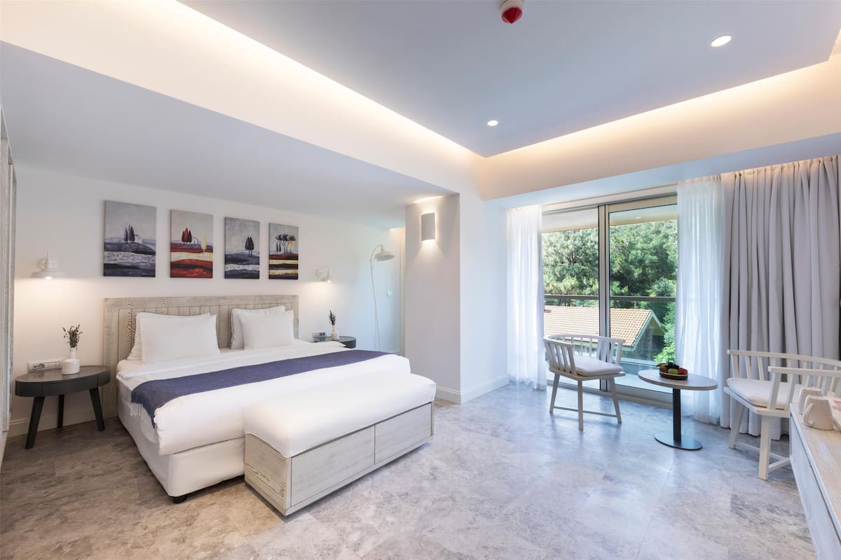 1 bedroom, premium bedding, minibar, in-room safe