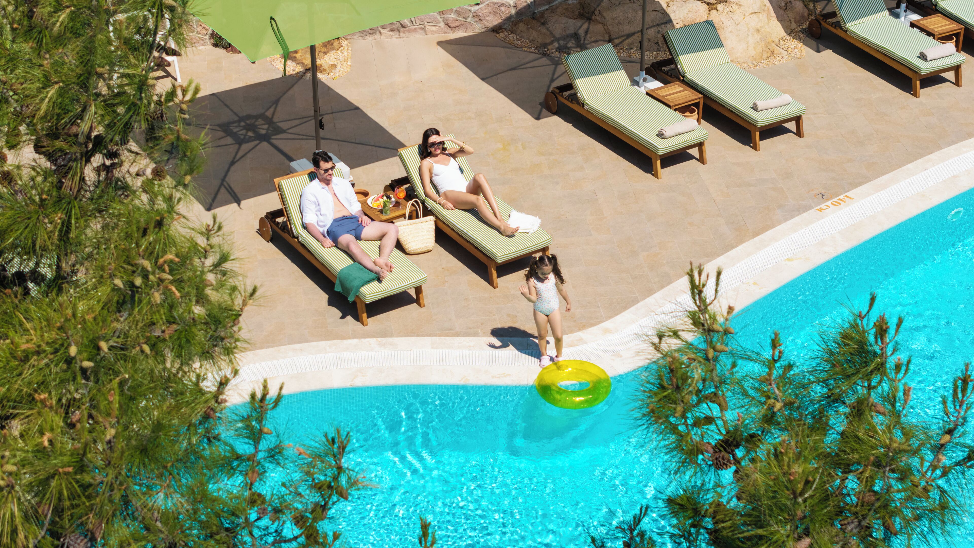 Zona de piscina amb gandules i una piscina.