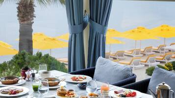 2 restaurantes; se sirve desayuno, almuerzo y cena