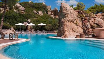 Kolam renang outdoor, dengan payung kolam renang dan kursi berjemur