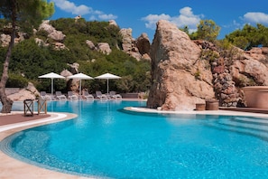 Piscine extérieure, parasols de plage, chaises longues