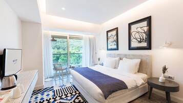 Seprai premium, minibar, brankas, dan didekorasi berbeda-beda