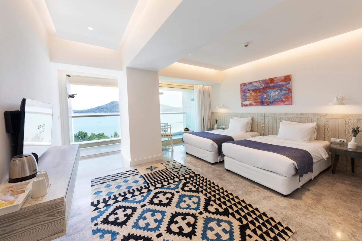 Superior kamer, gedeeltelijk uitzicht op zee | 1 slaapkamer, luxe beddengoed, een minibar, een kluis op de kamer