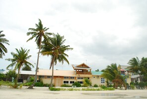 Vista frontal de la propiedad