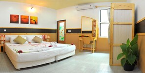 Habitación doble Deluxe | Minibar, escritorio, camas extra y wifi gratis
