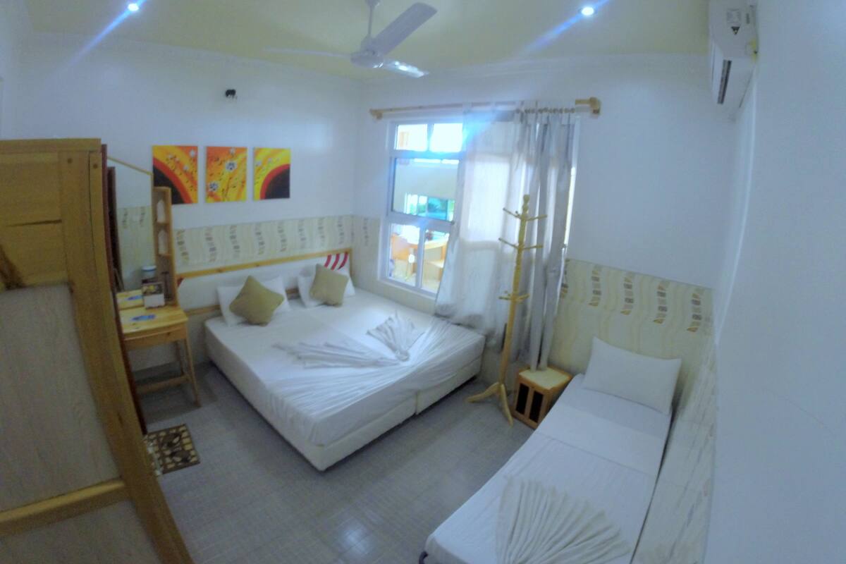 Habitación triple | Minibar, escritorio, camas extra y wifi gratis