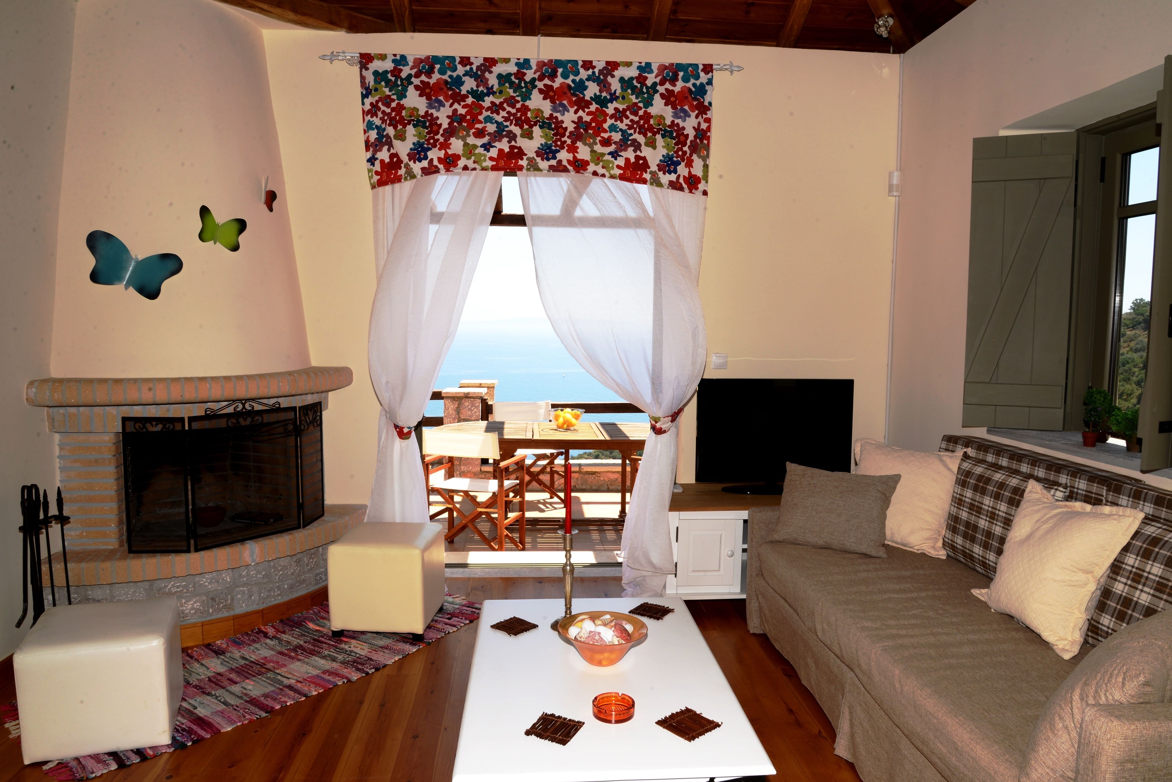 Huis, 3 slaapkamers, uitzicht op zee | Woonruimte | Plasmatelevisie en een open haard