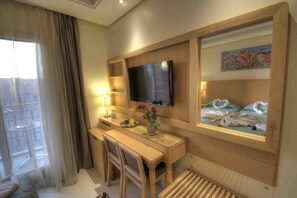 Minibar, coffres-forts dans les chambres, bureau, rideaux occultants