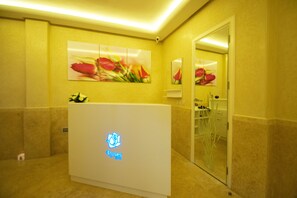 Minibar, coffres-forts dans les chambres, bureau, rideaux occultants