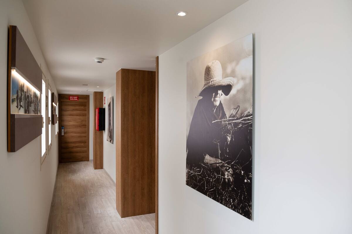 Suite – deluxe, havutsikt, tårn | Safe på rommet, blendingsgardiner og strykejern/-brett