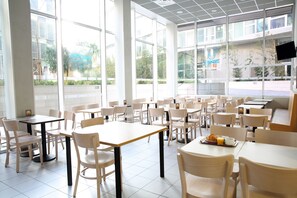 Café da manhã com buffet todos os dias mediante uma taxa