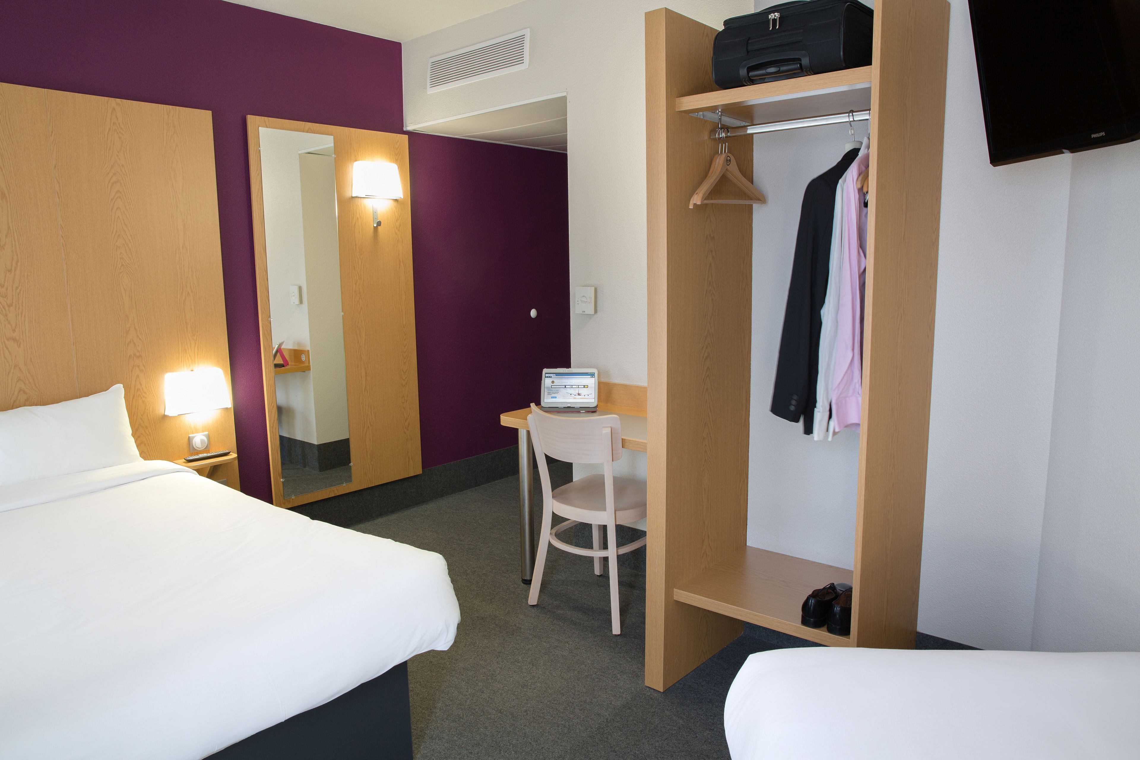 Desk, soundproofing, free WiFi, bed sheets