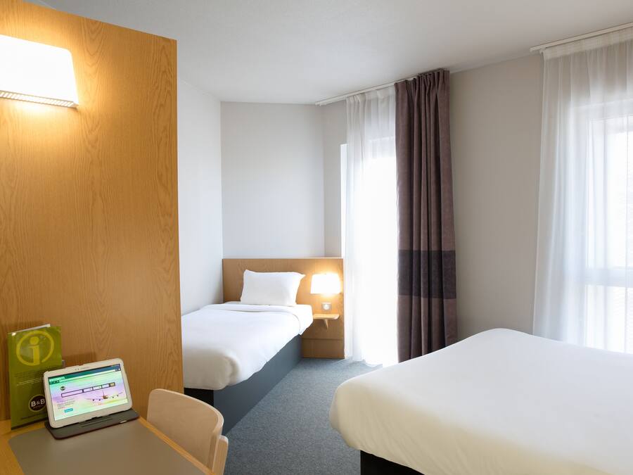 Twin Room | Desk, soundproofing, free WiFi, bed sheets