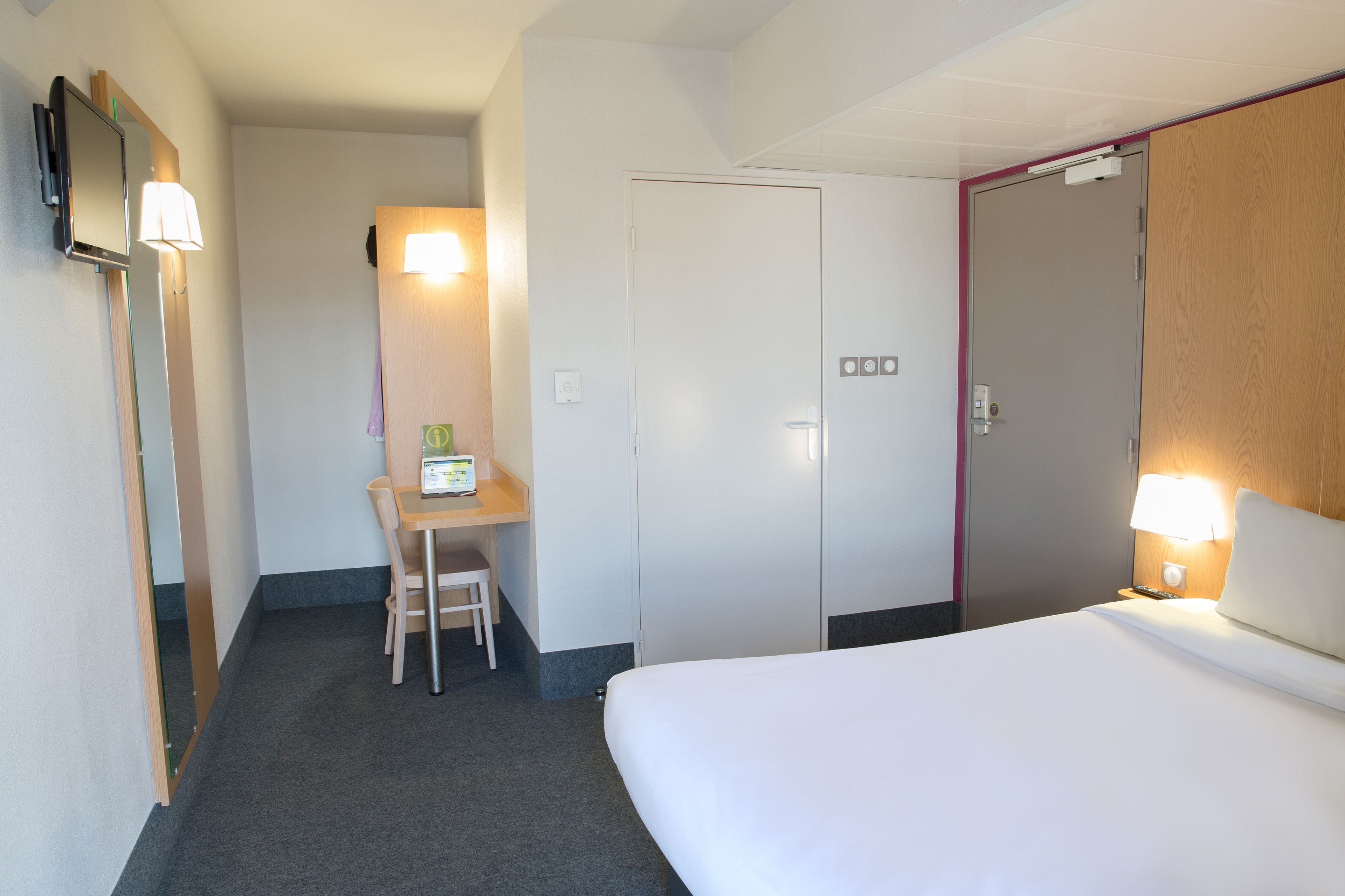 Desk, soundproofing, free WiFi, bed sheets