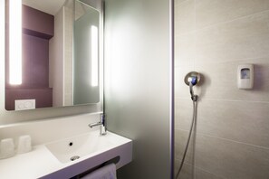 Regadera, amenidades de baño gratuitas, secadora de cabello, toallas 
