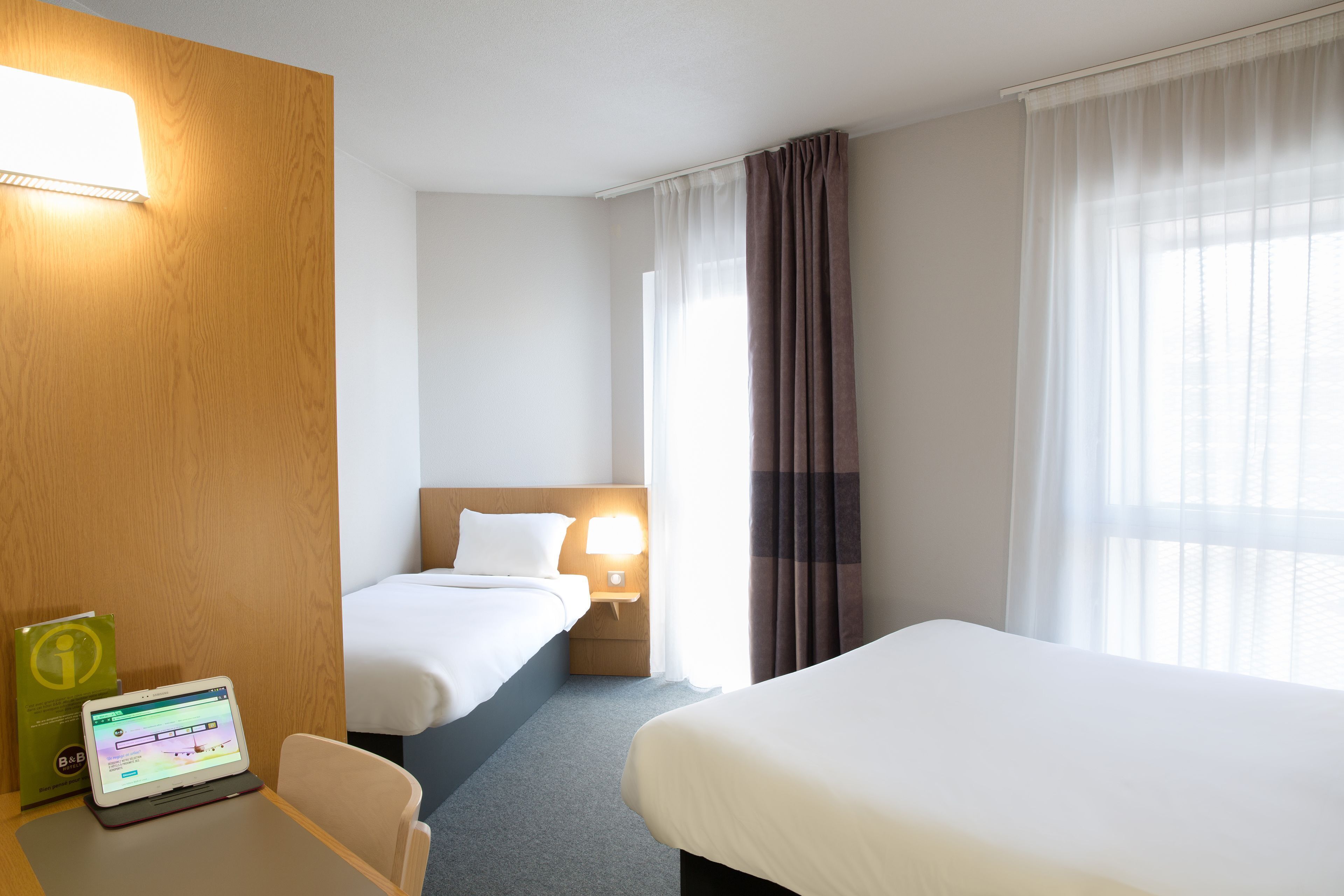 Desk, soundproofing, free WiFi, bed sheets