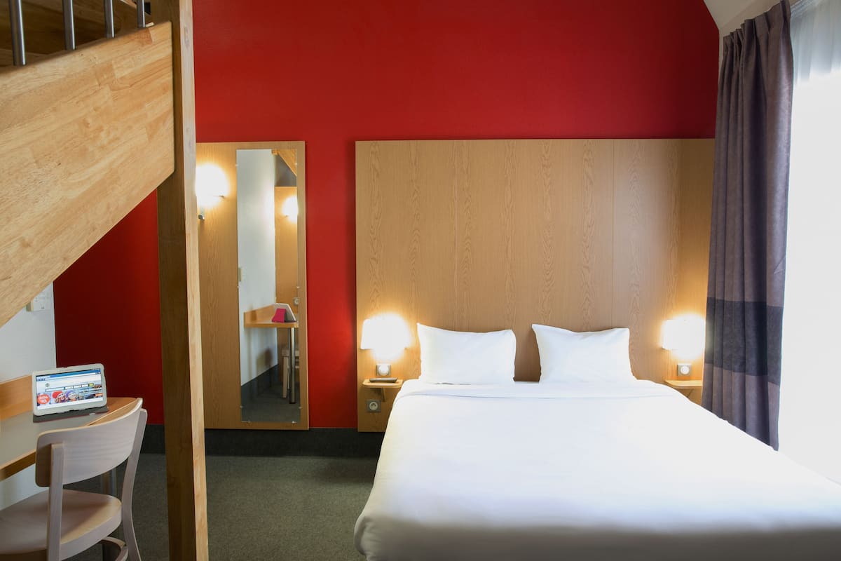 Quadruple Room | Desk, soundproofing, free WiFi, bed sheets